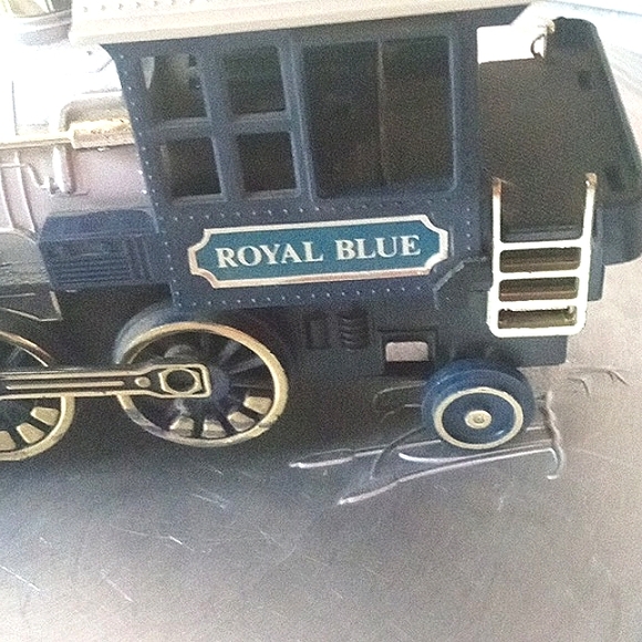 Royal Blue train toy collector model . Runs in batteries. Great condition. - Picture 2 of 6